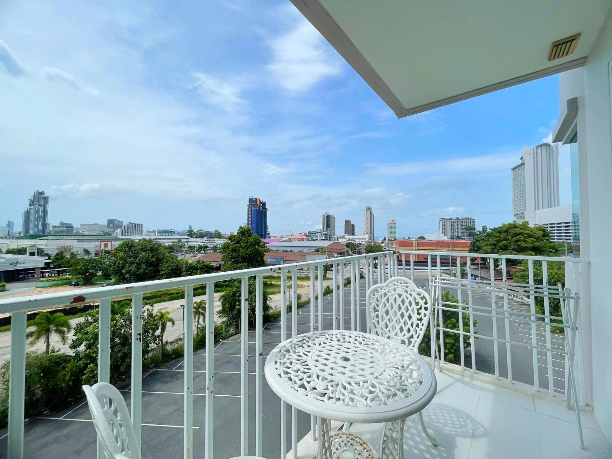 Baan Pattaya By Sabai Hotel Exterior photo